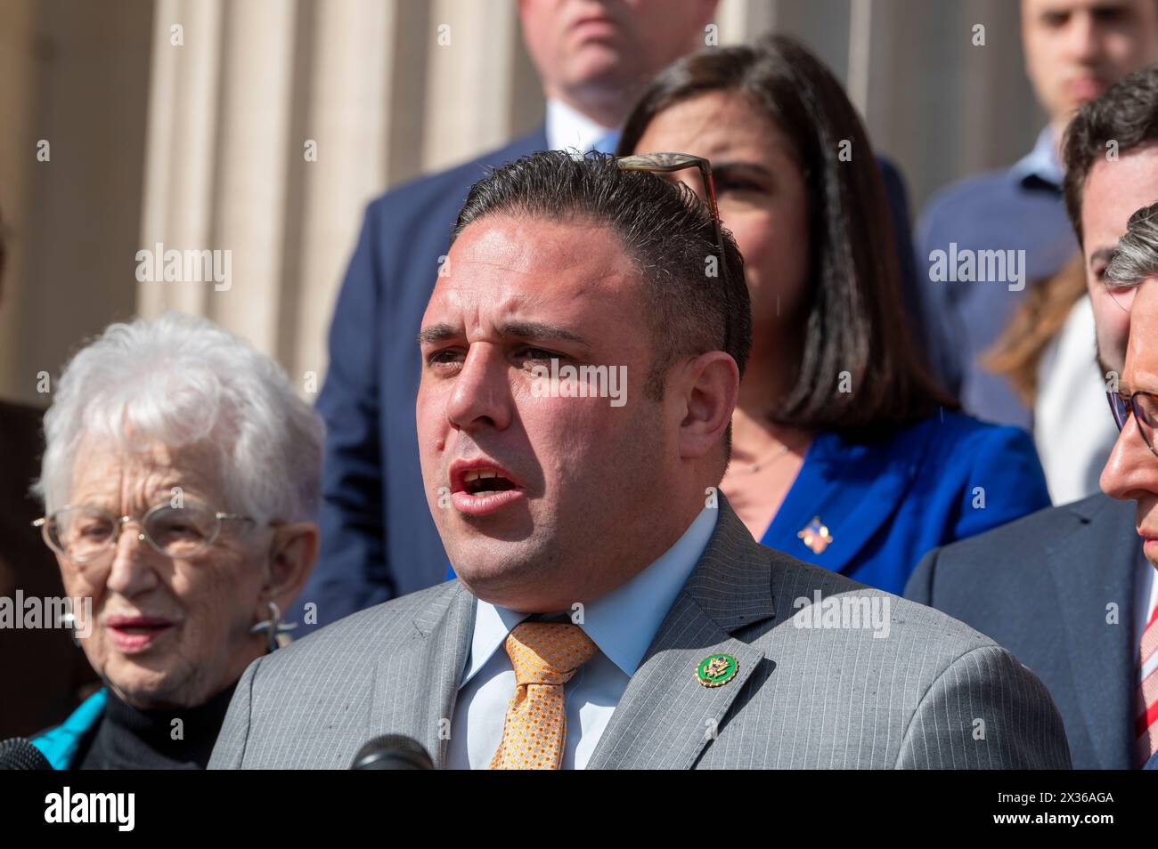 Le représentant américain Anthony D'Esposito (R-NY) prend la parole lors d'une conférence de presse à l'Université Columbia le 24 avril 2024 à New York. Le président de la Chambre, Mike Johnson, a visité le campus alors que les administrateurs de l'école et les manifestants étudiants pro-palestiniens ont progressé dans les négociations après que l'école a fixé une date limite de minuit pour que les étudiants dissolvent le campement, et convenu d'une prolongation de 48 heures. Johnson a appelé à la démission de Minouche Shafik, présidente de l'Université Columbia. (Photo de Ron Adar/SOPA images/SIPA USA) Banque D'Images