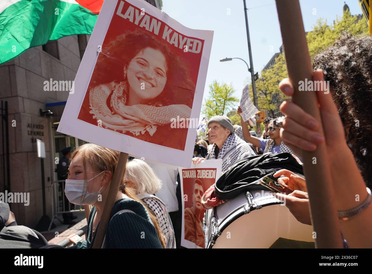 New York, États-Unis. 21 avril 2024. Les manifestants pro palistiniens se rassemblent devant l'université Columbia. Les étudiants de Columbia à l'intérieur de la porte verrouillée mènent les manifestants palistiniens dans des chants. (Photo de Catherine Nance/SOPA images/SIPA USA) crédit : SIPA USA/Alamy Live News Banque D'Images