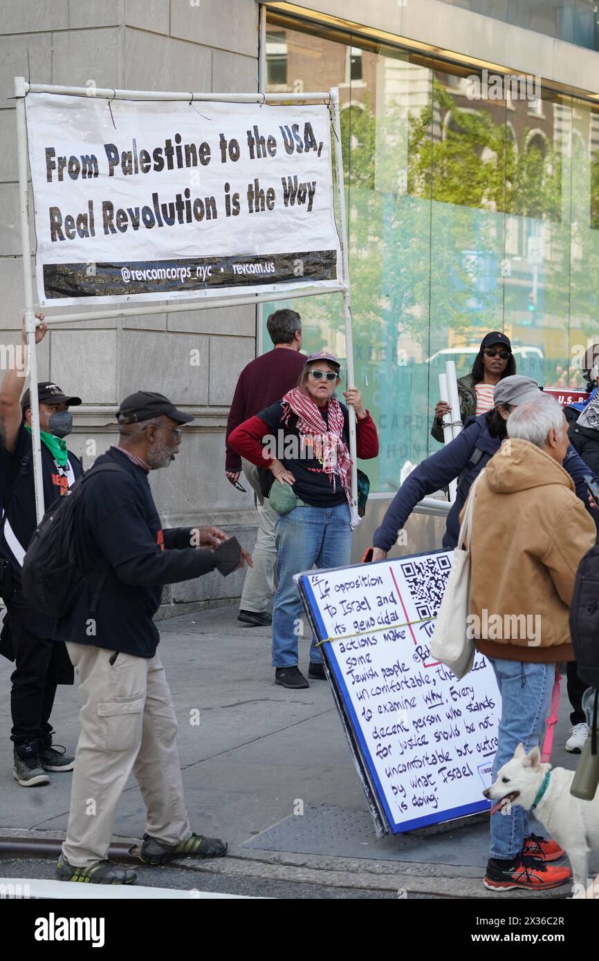 New York, États-Unis. 21 avril 2024. Étudiants, professeurs et autres partisans des Palestiniens et des Israéliens se rassemblent devant l’Université Columbia, surmenés par le NYPD. Les étudiants de Columbia à l'intérieur de la porte verrouillée mènent les manifestants palistiniens dans des chants. (Photo de Catherine Nance/SOPA images/SIPA USA) crédit : SIPA USA/Alamy Live News Banque D'Images