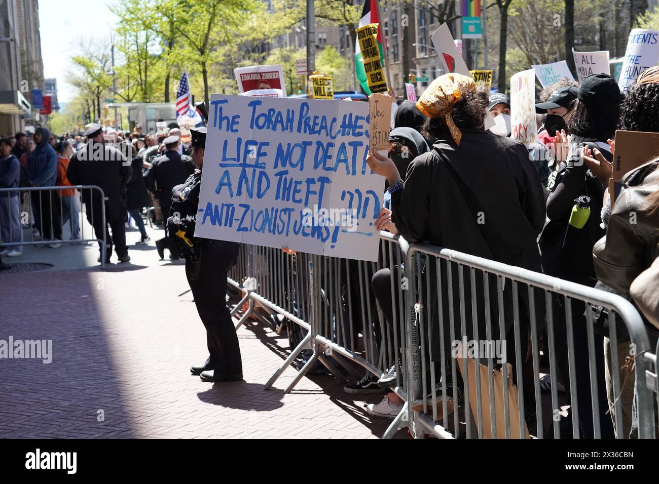 New York, États-Unis. 21 avril 2024. Les étudiants de l'Université de la ville, les professeurs et d'autres partisans des Palestiniens et des Israéliens se rassemblent devant l'Université Columbia. Les étudiants de Columbia à l'intérieur de la porte verrouillée mènent les manifestants palistiniens dans des chants. Crédit : SOPA images Limited/Alamy Live News Banque D'Images