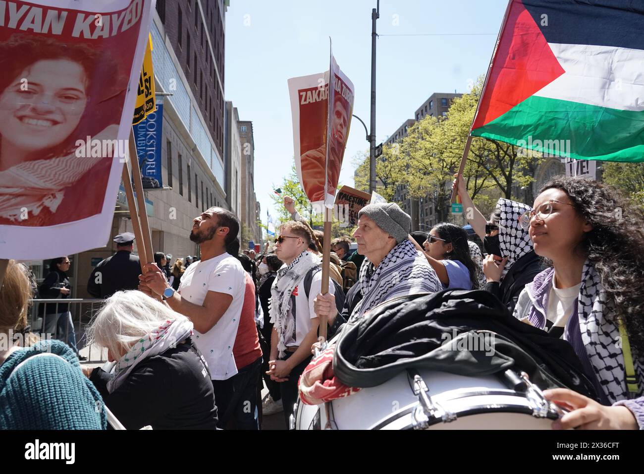 New York, États-Unis. 21 avril 2024. Étudiants, professeurs et autres partisans des Palestiniens et des Israéliens se rassemblent devant l’Université Columbia, surmenés par le NYPD. Les étudiants de Columbia à l'intérieur de la porte verrouillée mènent les manifestants palistiniens dans des chants. Crédit : SOPA images Limited/Alamy Live News Banque D'Images