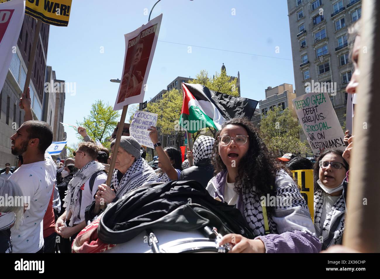 New York, États-Unis. 21 avril 2024. Étudiants, professeurs et autres partisans des Palestiniens et des Israéliens se rassemblent devant l’Université Columbia, surmenés par le NYPD. Les étudiants de Columbia à l'intérieur de la porte verrouillée mènent les manifestants palistiniens dans des chants. Crédit : SOPA images Limited/Alamy Live News Banque D'Images