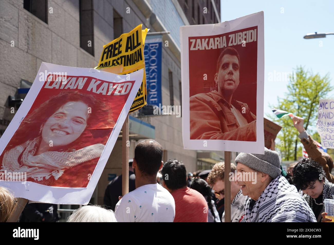 New York, États-Unis. 21 avril 2024. Étudiants, professeurs et autres partisans des Palestiniens et des Israéliens se rassemblent devant l’Université Columbia, surmenés par le NYPD. Les étudiants de Columbia à l'intérieur de la porte verrouillée mènent les manifestants palistiniens dans des chants. (Crédit image : © Catherine Nance/SOPA images via ZUMA Press Wire) USAGE ÉDITORIAL SEULEMENT! Non destiné à UN USAGE commercial ! Banque D'Images