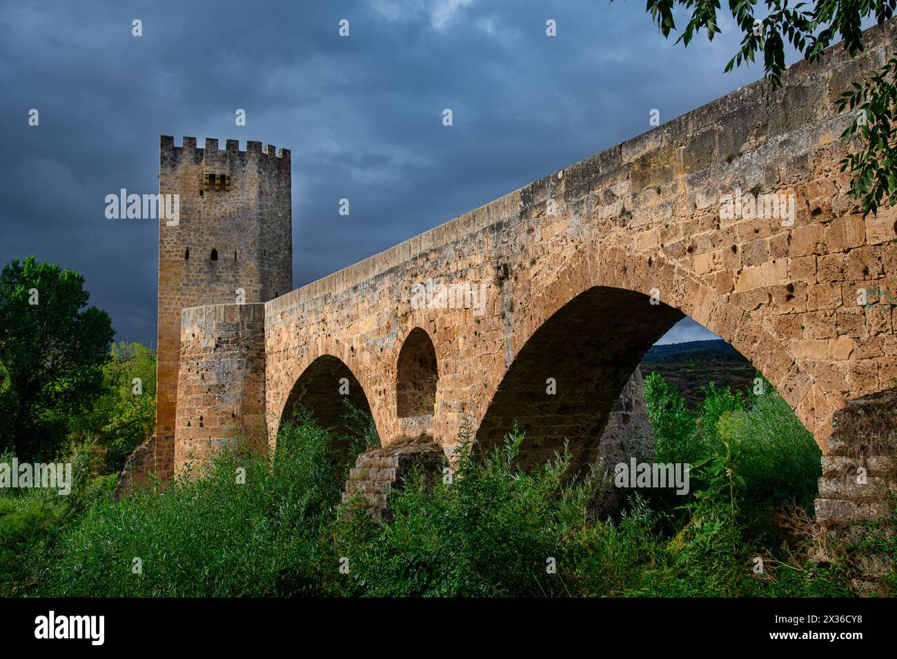 Pont médiéval de Frías, style gothique du XIIIe siècle, Ebre, ville médiévale de Frías, groupement artistique historique, Las Merindades, Burgos, Castilla y León Banque D'Images