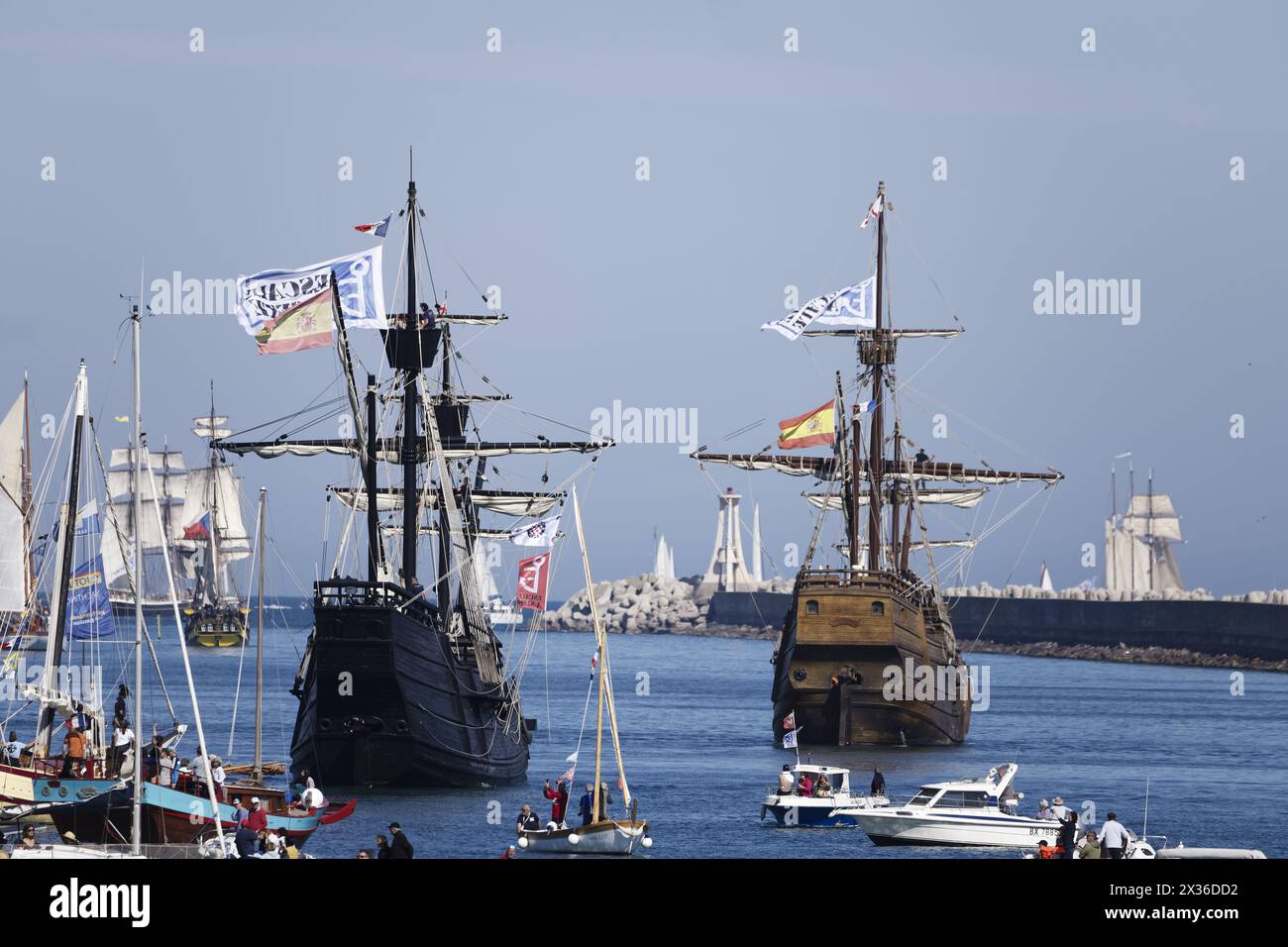 Sete, France. 18 avril 2022. Le NAO Trinidad et le NAO Victoria au défilé de départ de tous les voiliers de l'escale à Sete à Sète, France Banque D'Images