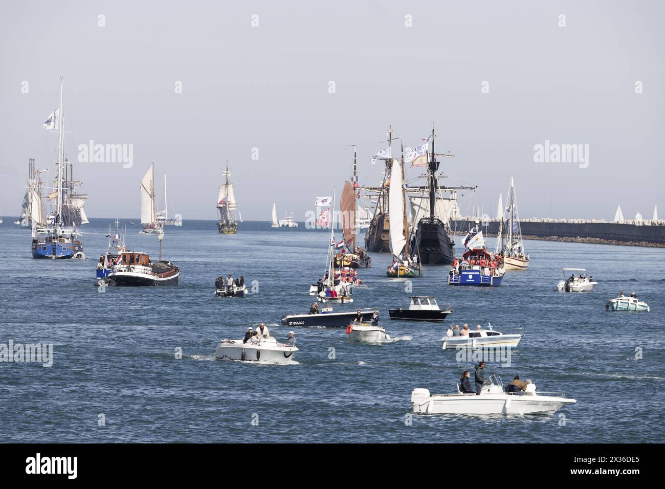 Sete, France.18th avril, 2022.le Nao Victoria,le Nao Trinidad, El Galeon,le Pascual Flores, la Grace au départ des voiliers à Sete, France Banque D'Images