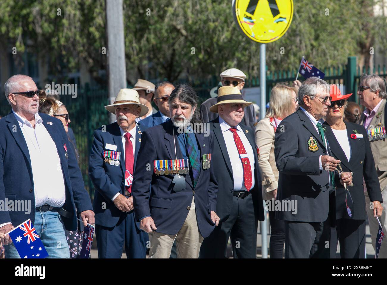 ANZAC Day Parade et mars 2024, d'anciens militaires australiens avec des médailles portées attendent le début de la marche une parade, Avalon Beach, Sydney Banque D'Images
