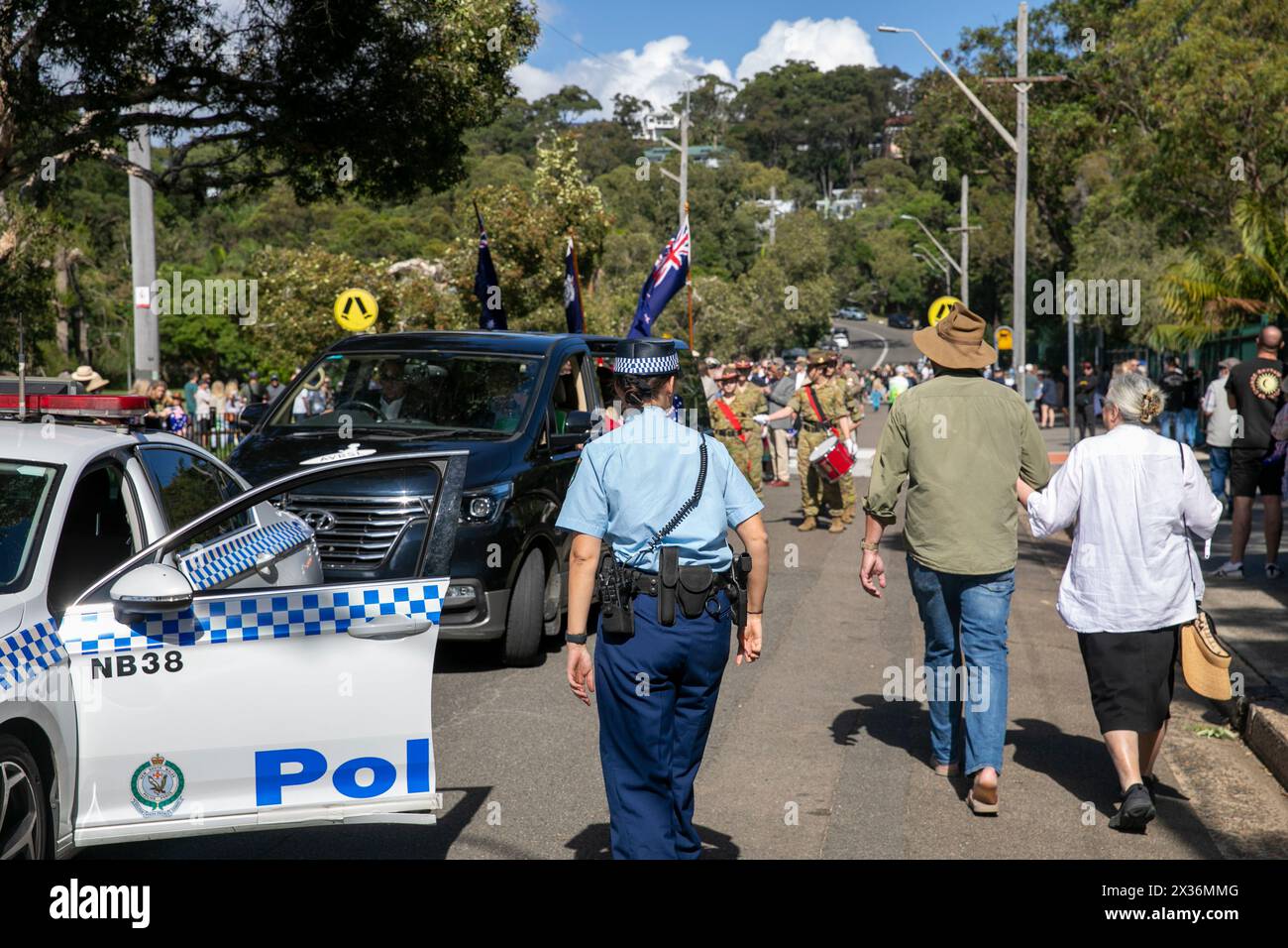 ANZAC Day 2024, Avalon Beach à Sydney agent de police australien féminin se prépare pour le début de la marche ANZAC Day et défilé, Sydney, Nouvelle-Galles du Sud, Australie Banque D'Images