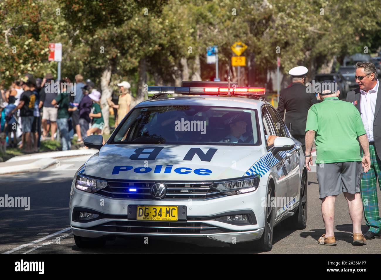 ANZAC Day 2024, la voiture de police de Sydney et les officiers se préparent à diriger la parade à travers la banlieue d'Avalon Beach de Sydney, Nouvelle-Galles du Sud, Australie, avec les lumières de la police allumées Banque D'Images