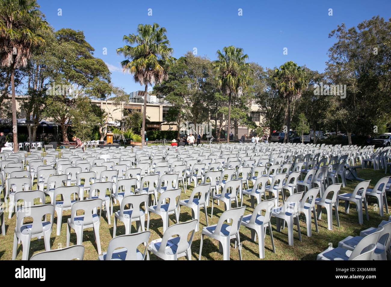 ANZAC Day 2024, les préparatifs sont en cours à Avalon Beach où le club de la RSL a organisé des places pour les milliers de personnes attendues au service Banque D'Images