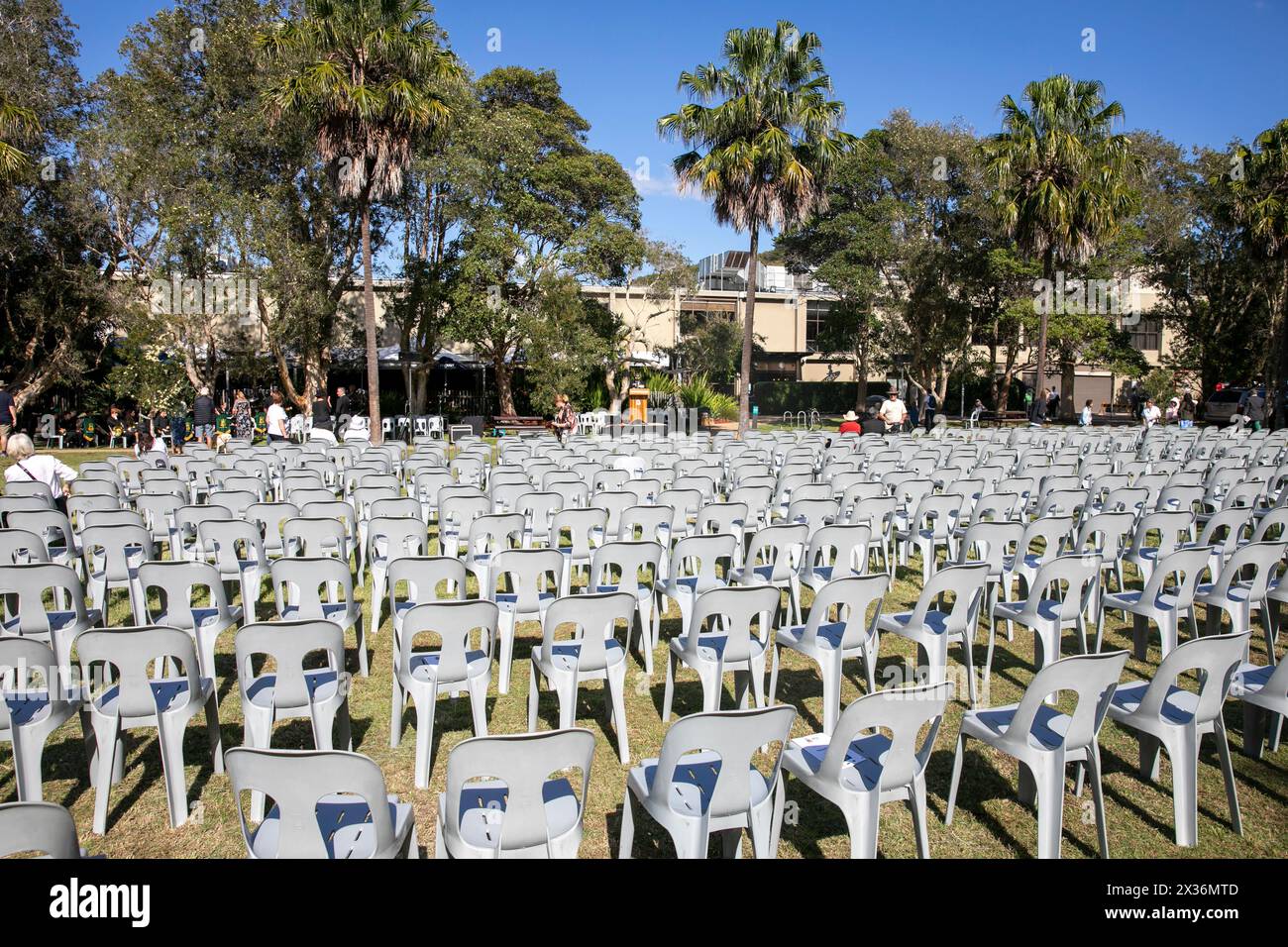 ANZAC Day 2024, les préparatifs sont en cours à Avalon Beach où le club de la RSL a organisé des places pour les milliers de personnes attendues au service Banque D'Images
