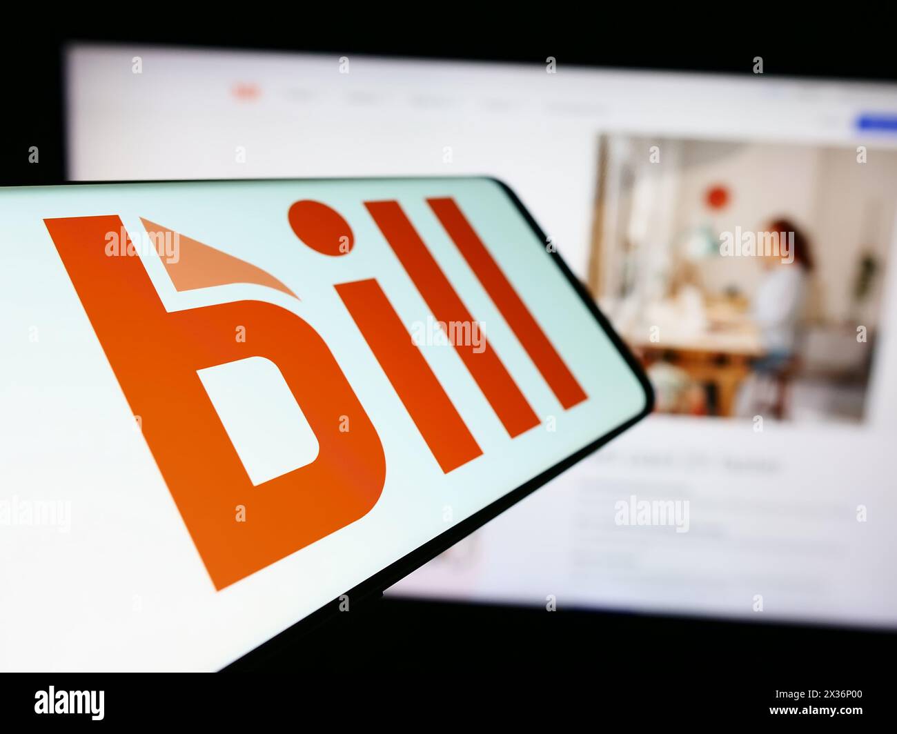 Smartphone avec le logo de la société américaine de logiciels financiers BILL Holdings Inc devant le site Web de l'entreprise. Focus à gauche de l'écran du téléphone. Banque D'Images