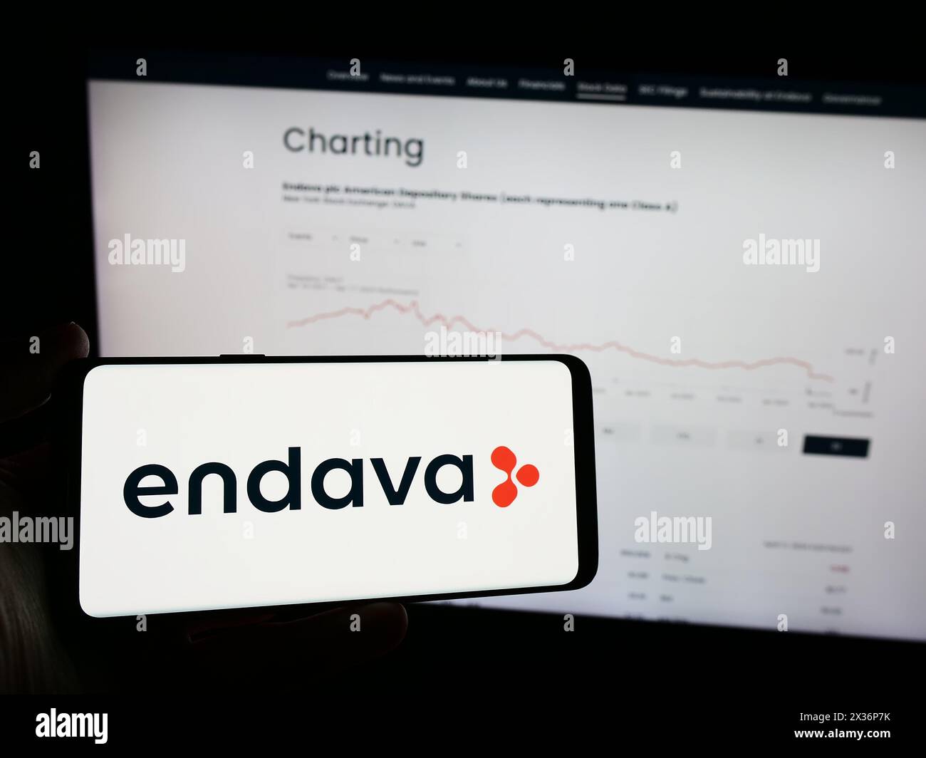 Personne tenant le téléphone portable avec le logo de la société britannique de logiciels Endava plc en face de la page Web de l'entreprise. Concentrez-vous sur l'affichage du téléphone. Banque D'Images