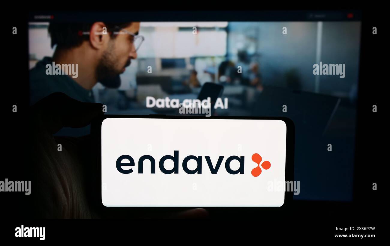 Personne tenant un smartphone avec le logo de la société britannique de logiciels Endava plc en face du site Web. Concentrez-vous sur l'affichage du téléphone. Banque D'Images