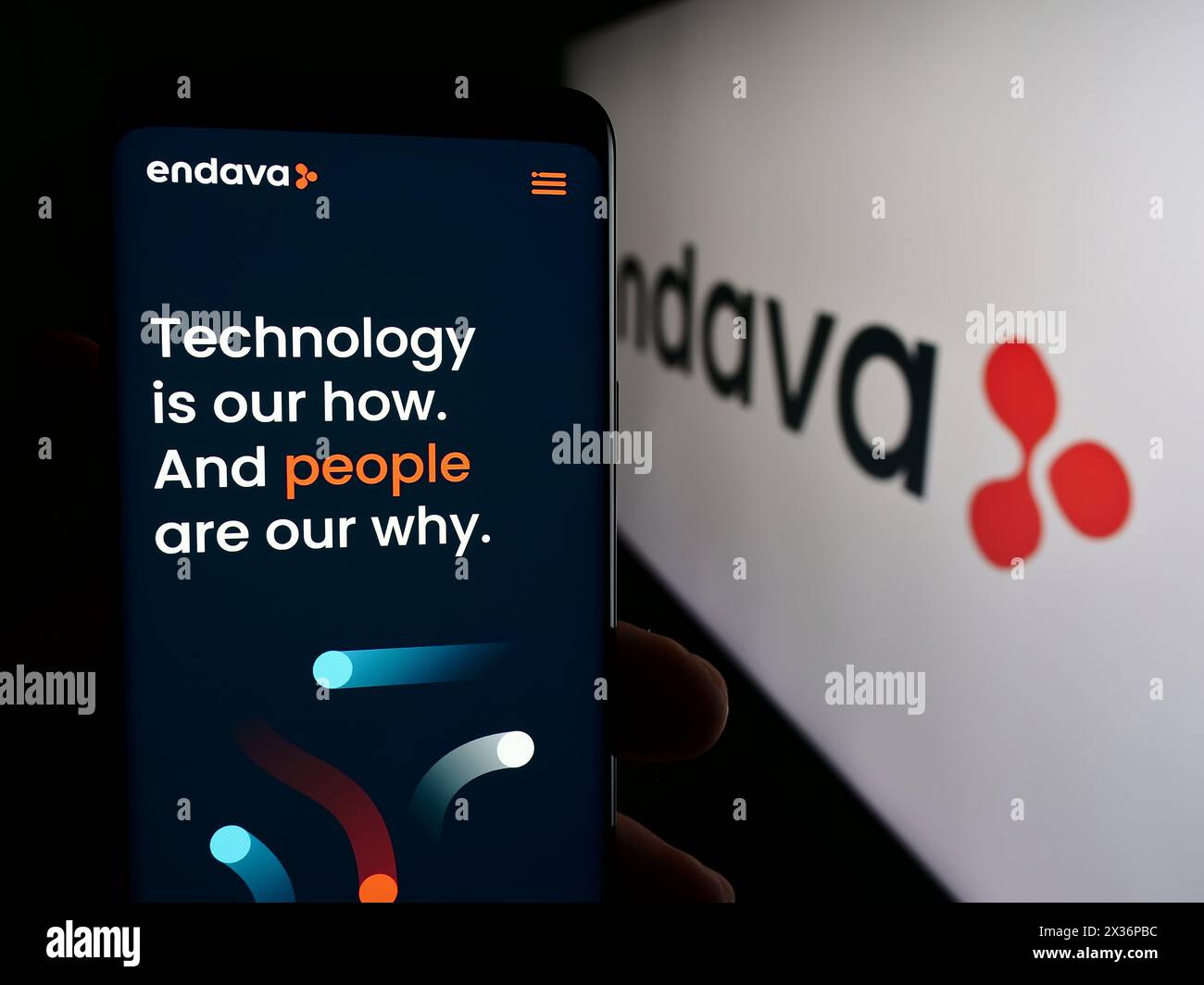 Personne tenant le téléphone portable avec la page Web de la société britannique de logiciels Endava plc devant le logo de l'entreprise. Concentrez-vous sur le centre de l'écran du téléphone. Banque D'Images
