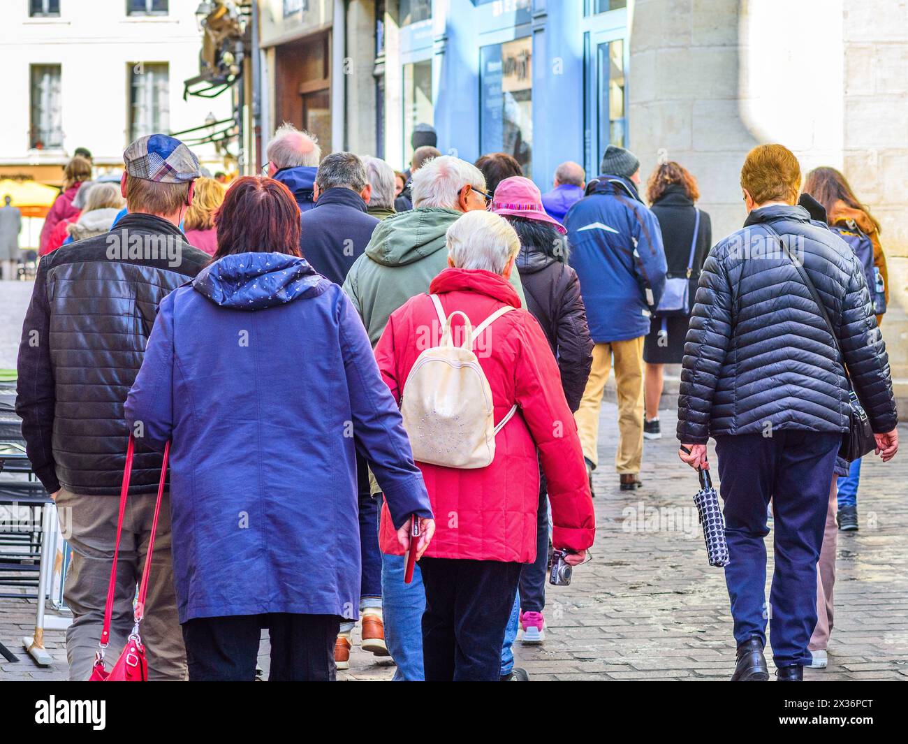 Vue arrière d'un groupe de touristes marchant dans le centre-ville - Tours, Indre-et-Loire (37), France. Banque D'Images