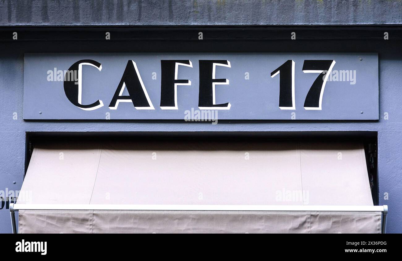 Signalisation 'Cafe 17' au-dessus de la façade du café - Tours, Indre-et-Loire (37), France. Banque D'Images