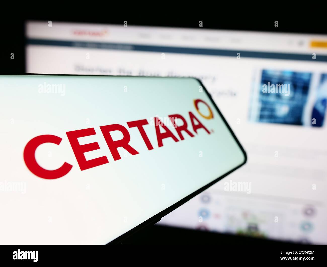 Smartphone avec le logo de la société américaine de biosimulation Certara Inc en face du site Web de l'entreprise. Mettez l'accent sur le centre-gauche de l'écran du téléphone. Banque D'Images