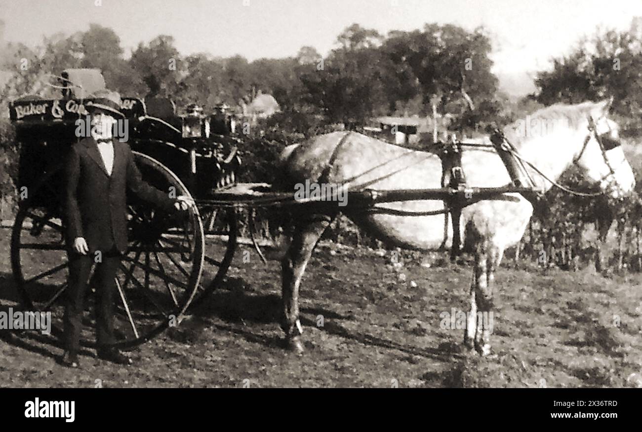 Un boulanger britannique et son chariot de livraison dans les années 1920 Banque D'Images