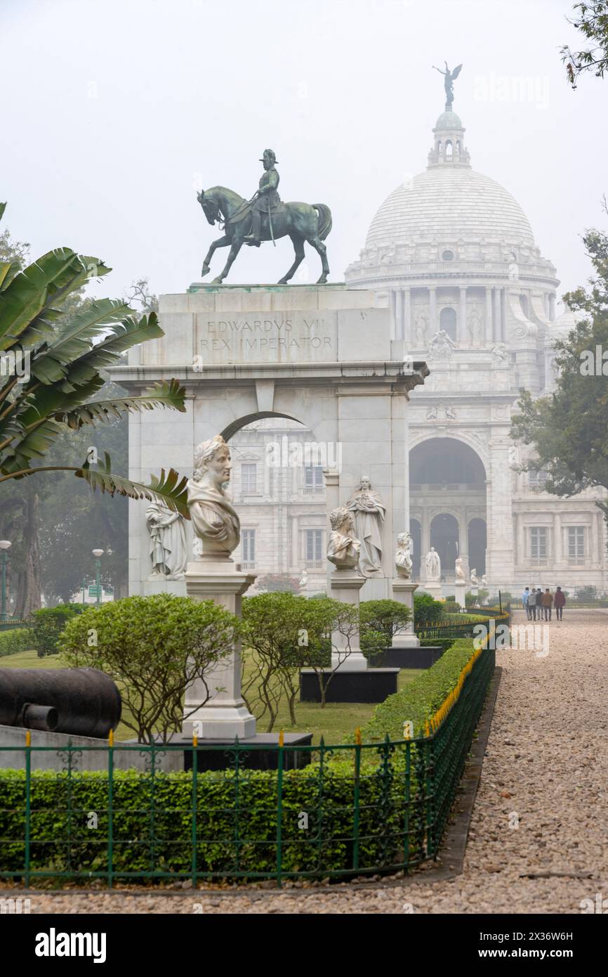 Indien, Westbengalen, Kolkata, Maidan, Victoria Park, Victoria Memorial vom südlichen Parkeingang, vorne auf einem Triumphbogen die Reiterstatue von K Banque D'Images