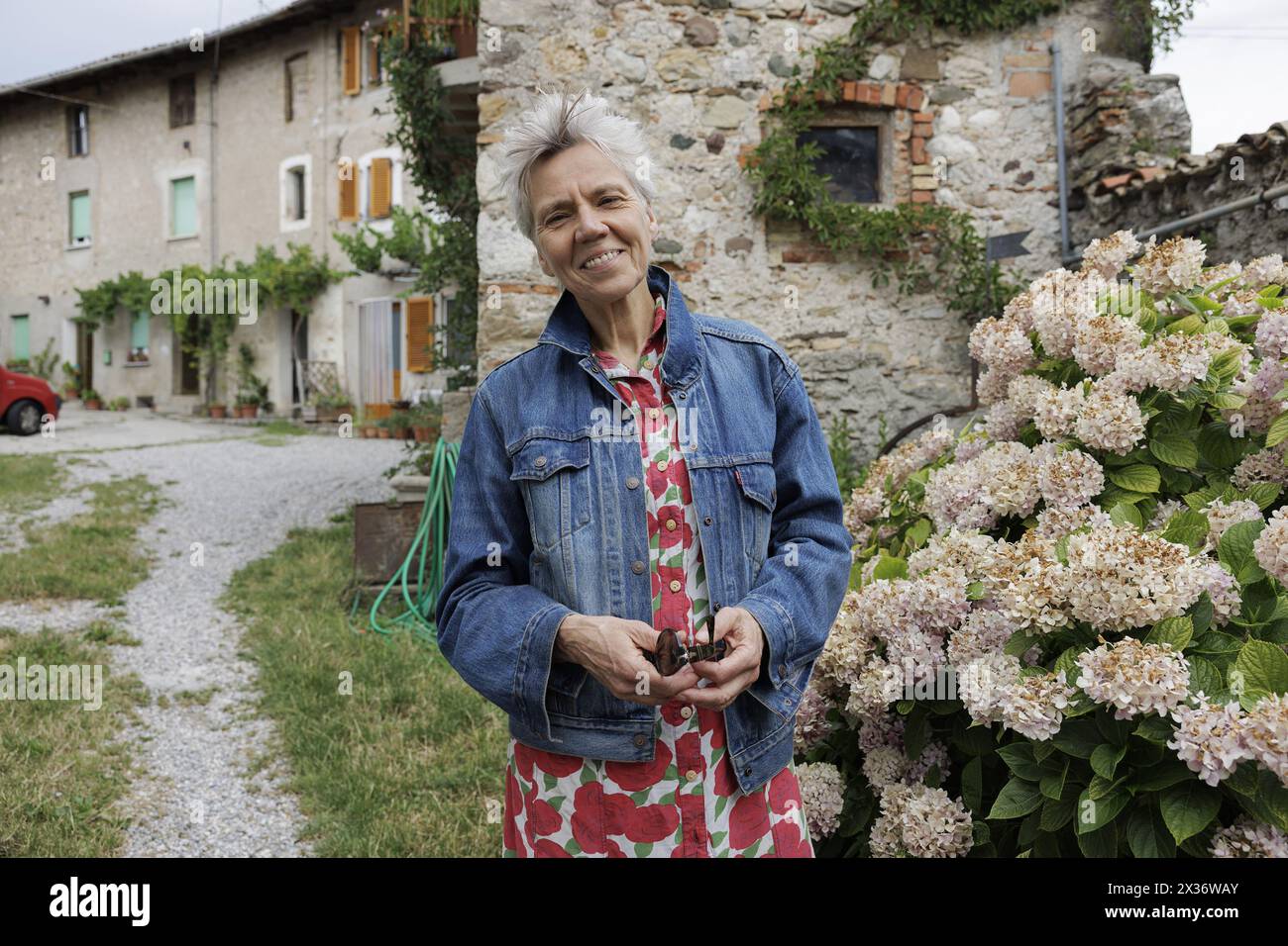 Fagagna (Udine), Italie, 12 juillet 2023. L'écrivain, poète et traductrice allemande Esther Kinsky a représenté dans le jardin de sa maison à Fagagna, un village du Frioul, une région à laquelle elle est particulièrement attachée et qui l'a inspirée à écrire 'Rombo' (Iperborea, 2023), un roman qui rappelle, a travers sept habitants d’une vallée à l’extrême nord-est de la région, les jours du violent tremblement de terre qui a frappé le Frioul le 6 mai 1976. 'Rombo' est le lauréat du prix Kleist, candidat pour le Deutscher Buchpreis et le Prix européen Strega 2023.Esther Kinsky est l'un des plus élevés et des plus ori Banque D'Images