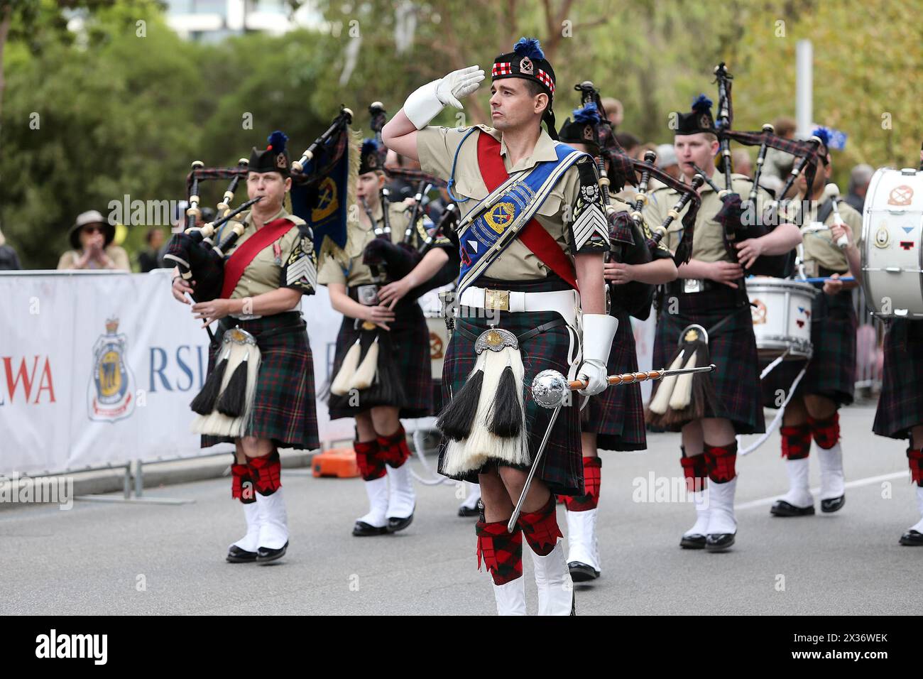 Perth, Australie. 25 avril 2024. Le défilé Anzac Day a lieu à Perth, Australie, le 25 avril 2024. Le jour de l'ANZAC, qui tombe le 25 avril, marque l'anniversaire de la première action militaire majeure menée par l'ANZAC (Australian and New Zealand Army corps) pendant la première Guerre mondiale sur la péninsule de Gallipoli en Turquie en 1915. Crédit : Zhou Dan/Xinhua/Alamy Live News Banque D'Images