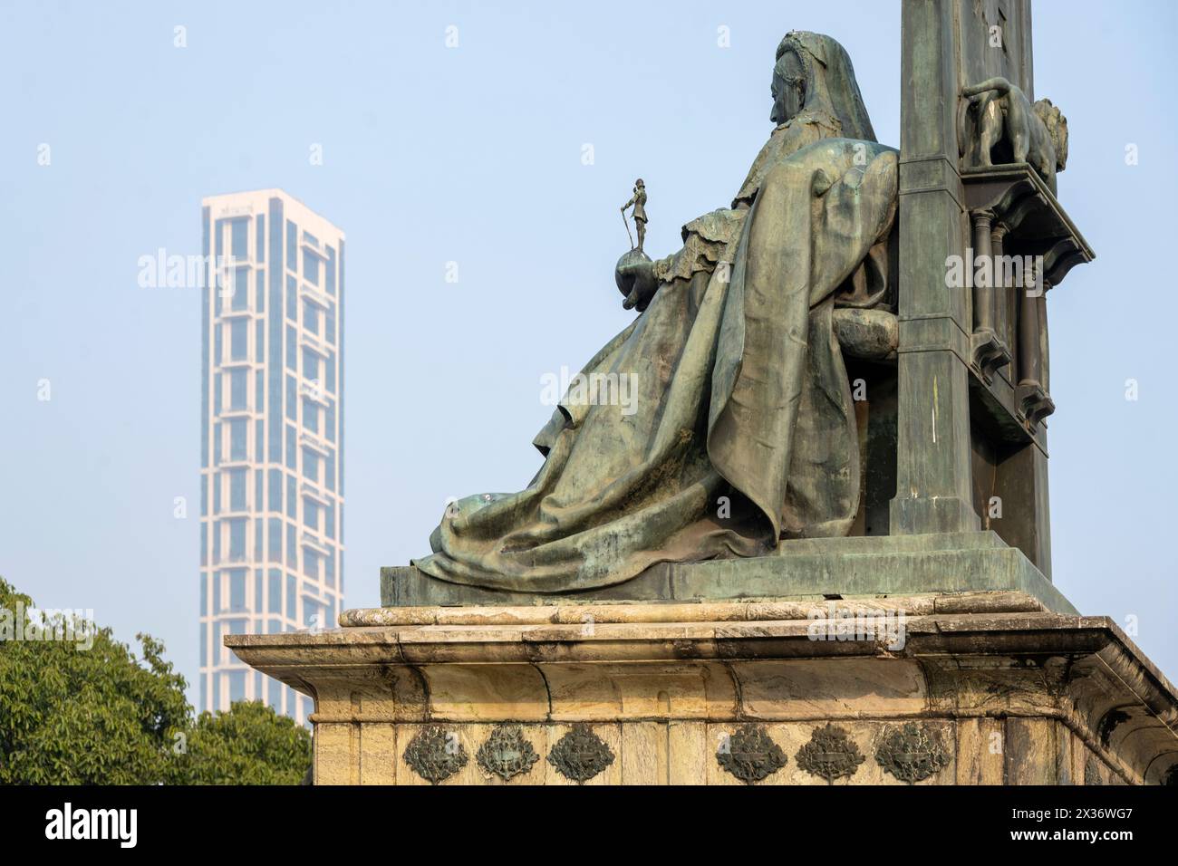 Indien, Westbengalen, Kolkata, Parkanlage Maidan, Victoria Park, statue der Queen Victoria vor der Victoria Memorial Hall, im Hintergrund der Turm des Banque D'Images