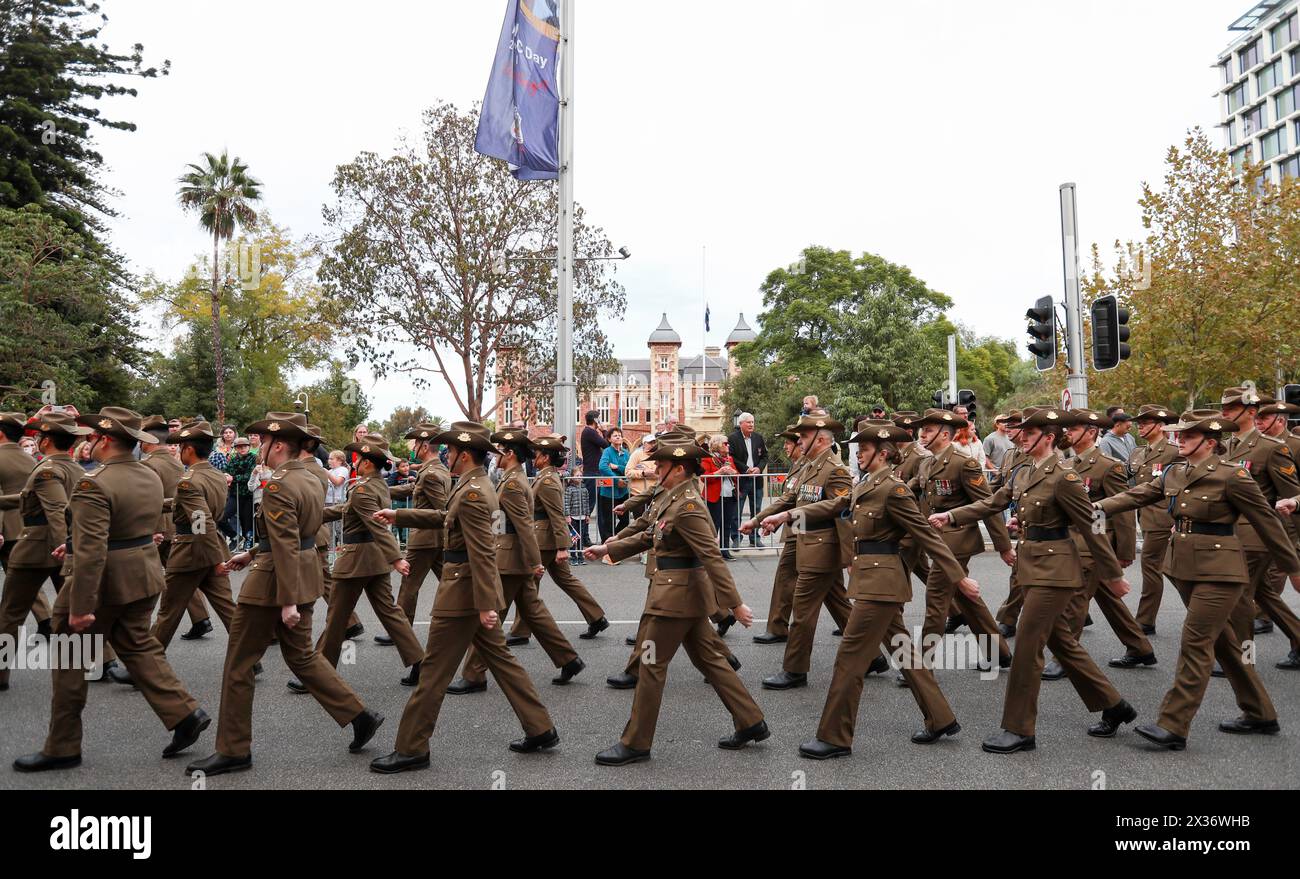 Perth, Australie. 25 avril 2024. Le défilé Anzac Day a lieu à Perth, Australie, le 25 avril 2024. Le jour de l'ANZAC, qui tombe le 25 avril, marque l'anniversaire de la première action militaire majeure menée par l'ANZAC (Australian and New Zealand Army corps) pendant la première Guerre mondiale sur la péninsule de Gallipoli en Turquie en 1915. Crédit : ma Ping/Xinhua/Alamy Live News Banque D'Images