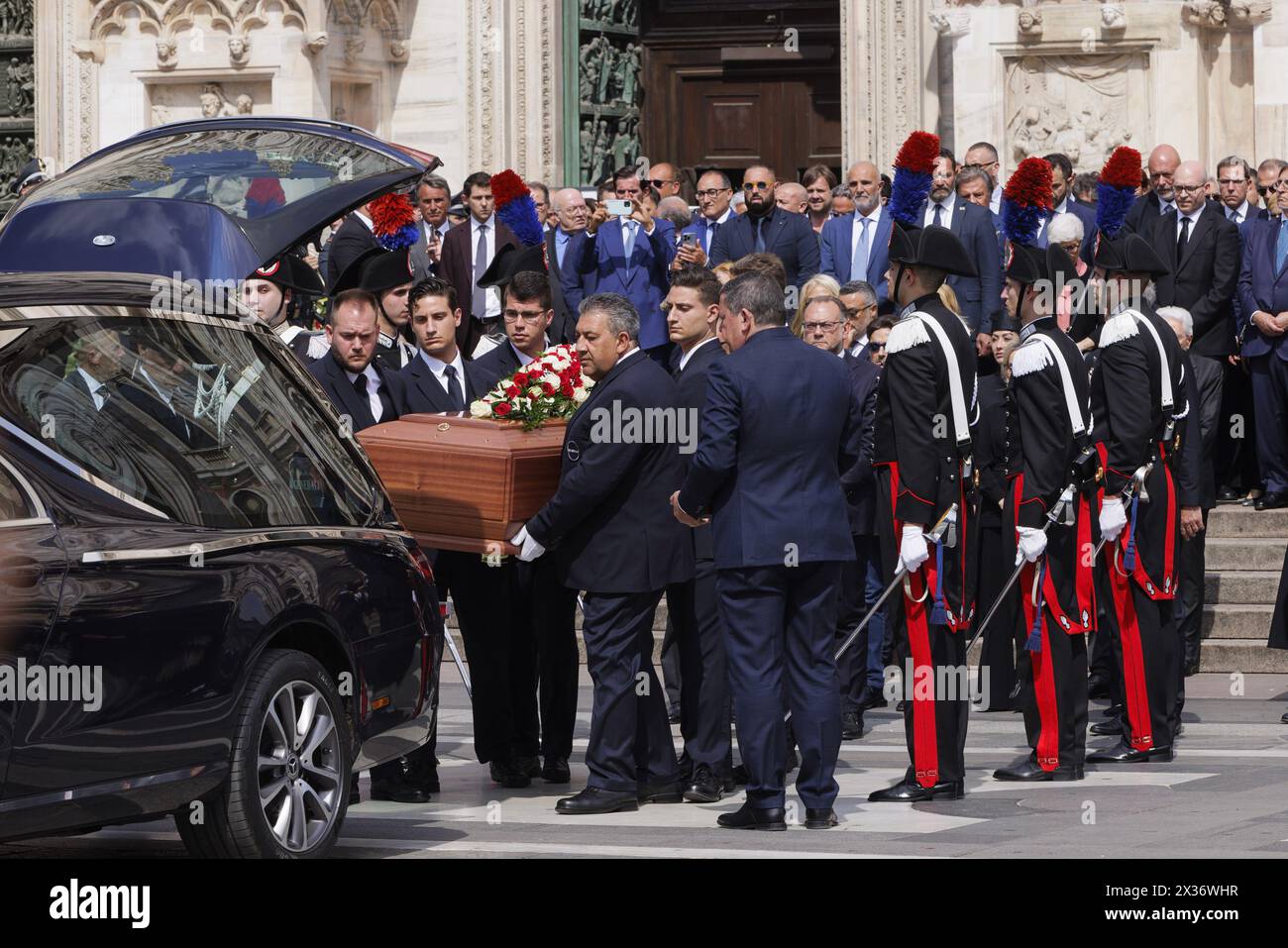 Milan, Italie, 14 Giugno, 2023. Le cercueil de l'ancien premier ministre italien Silvio Berlusconi, décédé le 12 juin 2023 à l'hôpital San Raffaele de Milan, est réalisé dans la cathédrale de Milan (Duomo di Milano), à la fin des funérailles d'État tenues à l'intérieur de la cathédrale. Les funérailles, célébrées par l’archevêque Mario Delpini, ont été retransmises en direct sur les maxi écrans installés sur la place pour le public. Presenti ai funerali oltre la famiglia, molti esponenti politici e personaggi dello spettacolo e del calcio, tra cui il presidente della Repubblica Sergio Mattarella, la Presidente del Consigl Banque D'Images