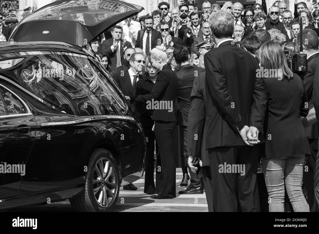 Milan, Italie, 14 Giugno, 2023. De gauche à droite : Paolo Berlusconi, frère de Silvio Berlusconi, Marina Berlusconi, fille de Silvio Berlusconi, et Marta Fascina, dernière partenaire de Berlusconi, assistaient aux funérailles d’État de l’ancien premier ministre italien Silvio Berlusconi, tenues à la cathédrale de Milan (Duomo di Milano). Berlusconi meurt le 12 juin 2023 à l'hôpital San Raffaele de Milan. Les funérailles, célébrées par l’archevêque Mario Delpini, ont été retransmises en direct sur les maxi écrans installés sur la place pour le public. Milan, Italie, 14 Giugno, 2023. Da sinistra : il fratello di Silvio Berlusconi Banque D'Images