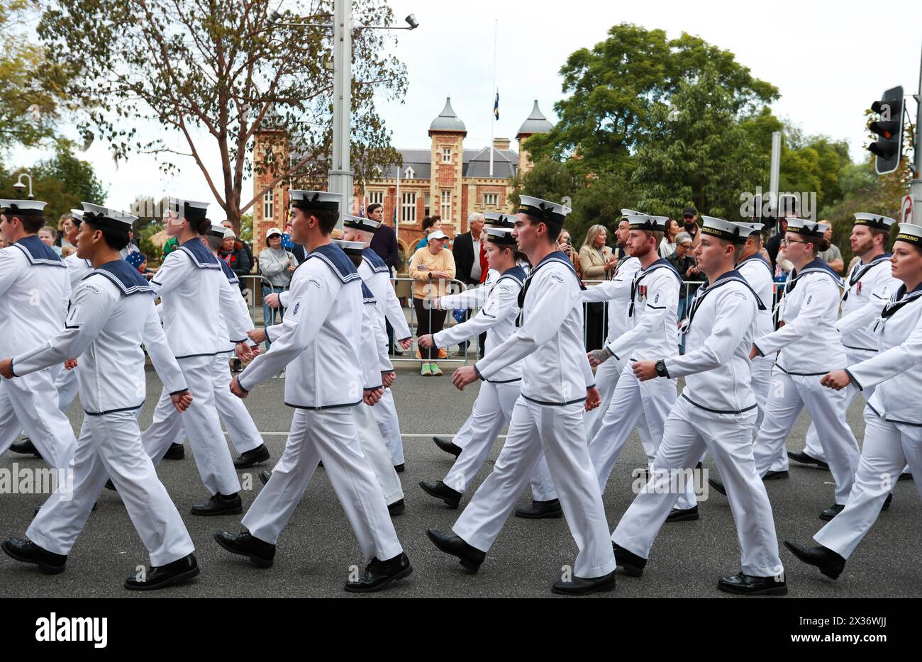 Perth, Australie. 25 avril 2024. Le défilé Anzac Day a lieu à Perth, Australie, le 25 avril 2024. Le jour de l'ANZAC, qui tombe le 25 avril, marque l'anniversaire de la première action militaire majeure menée par l'ANZAC (Australian and New Zealand Army corps) pendant la première Guerre mondiale sur la péninsule de Gallipoli en Turquie en 1915. Crédit : ma Ping/Xinhua/Alamy Live News Banque D'Images