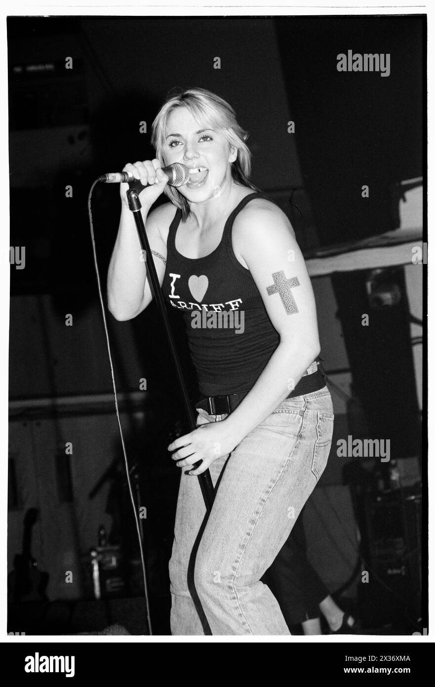 MEL C, CONCERT, SOLO, 2000 : former Spice Girl Mel C – Melanie Chisholm – jouant en solo au Cardiff St David’s Hall le 21 septembre 2000. Photographie : Rob Watkins. INFO : Mel C, née Melanie Chisholm le 12 janvier 1974, à Whiston, Angleterre, est devenue célèbre en tant que membre des Spice Girls dans les années 90 Sa carrière solo a prospéré avec des tubes comme « Never Be the Same Again », mettant en valeur son talent durable. Banque D'Images