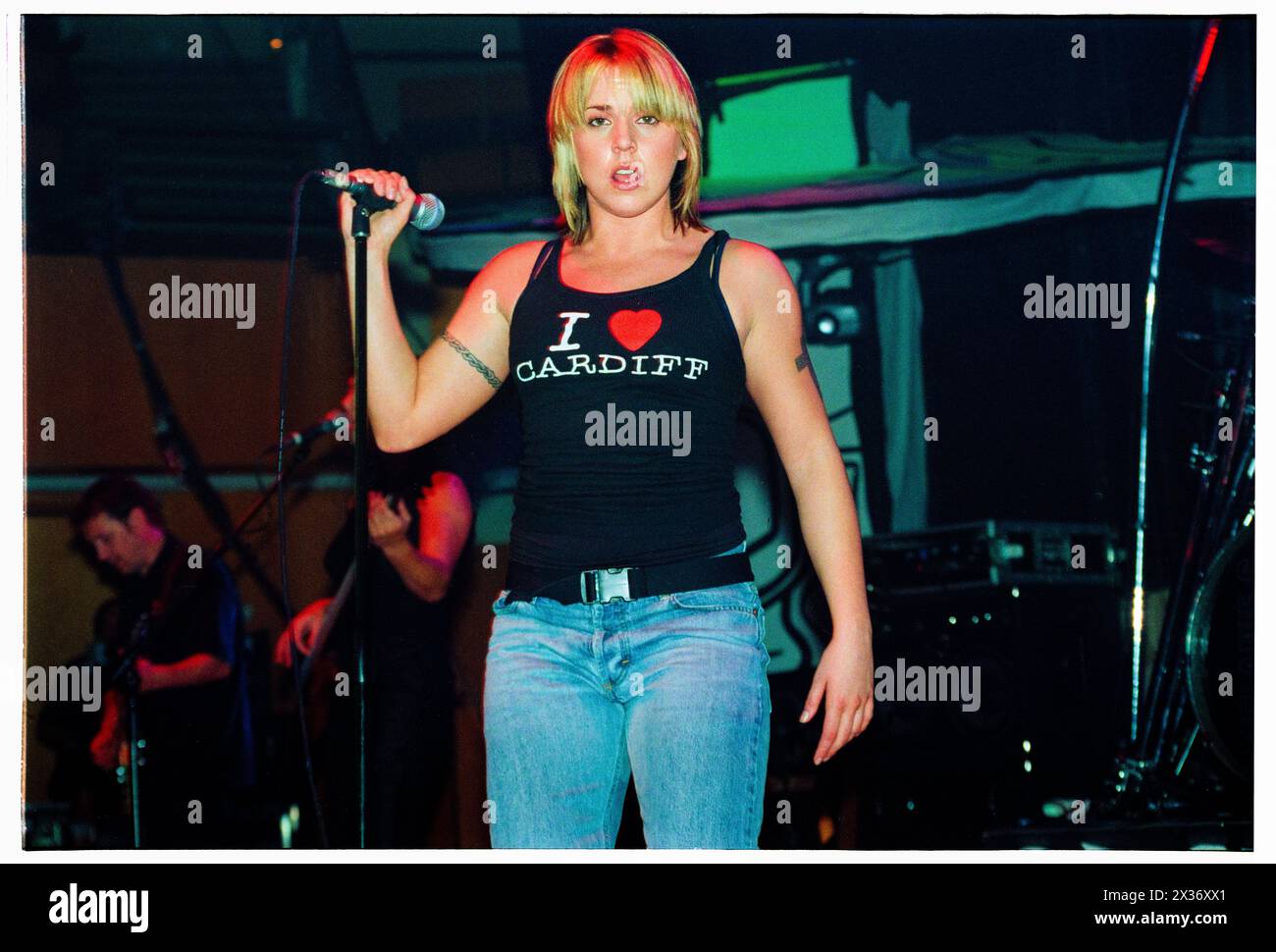 MEL C, CONCERT, SOLO, 2000 : former Spice Girl Mel C – Melanie Chisholm – jouant en solo au Cardiff St David’s Hall le 21 septembre 2000. Photographie : Rob Watkins. INFO : Mel C, née Melanie Chisholm le 12 janvier 1974, à Whiston, Angleterre, est devenue célèbre en tant que membre des Spice Girls dans les années 90 Sa carrière solo a prospéré avec des tubes comme « Never Be the Same Again », mettant en valeur son talent durable. Banque D'Images