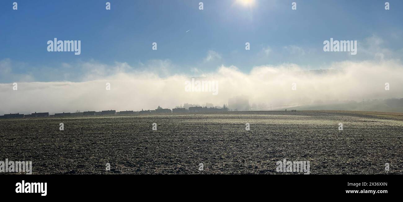 Nebellandschaft, Nebelwand im Winter à Taunusstein en Hesse. Paysage brumeux, mur de brouillard en hiver à Taunusstein en Hesse Nebellandschaft, Nebelwa Banque D'Images