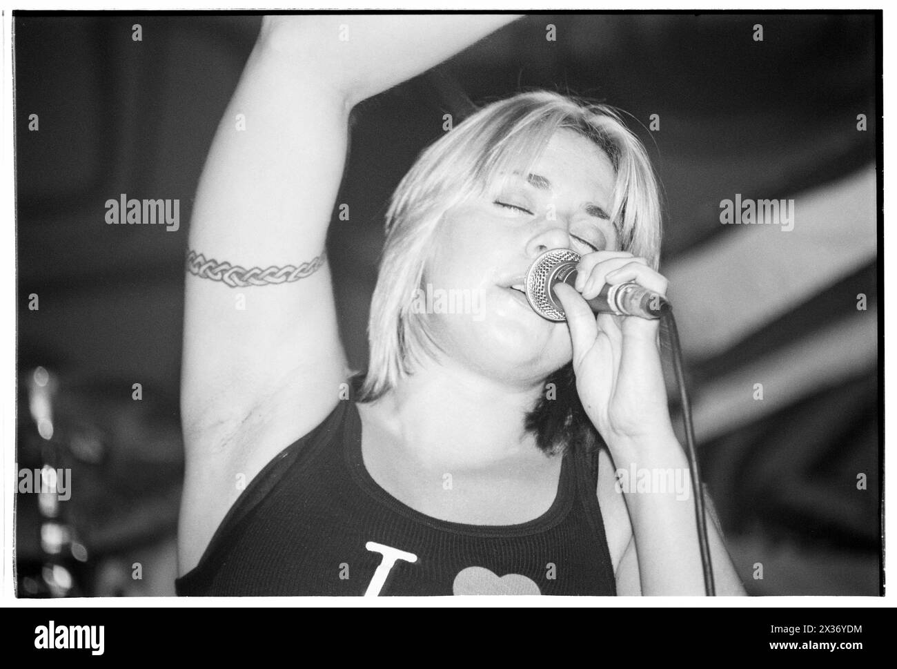 MEL C, CONCERT, SOLO, 2000 : former Spice Girl Mel C – Melanie Chisholm – jouant en solo au Cardiff St David’s Hall le 21 septembre 2000. Photographie : Rob Watkins. INFO : Mel C, née Melanie Chisholm le 12 janvier 1974, à Whiston, Angleterre, est devenue célèbre en tant que membre des Spice Girls dans les années 90 Sa carrière solo a prospéré avec des tubes comme « Never Be the Same Again », mettant en valeur son talent durable. Banque D'Images