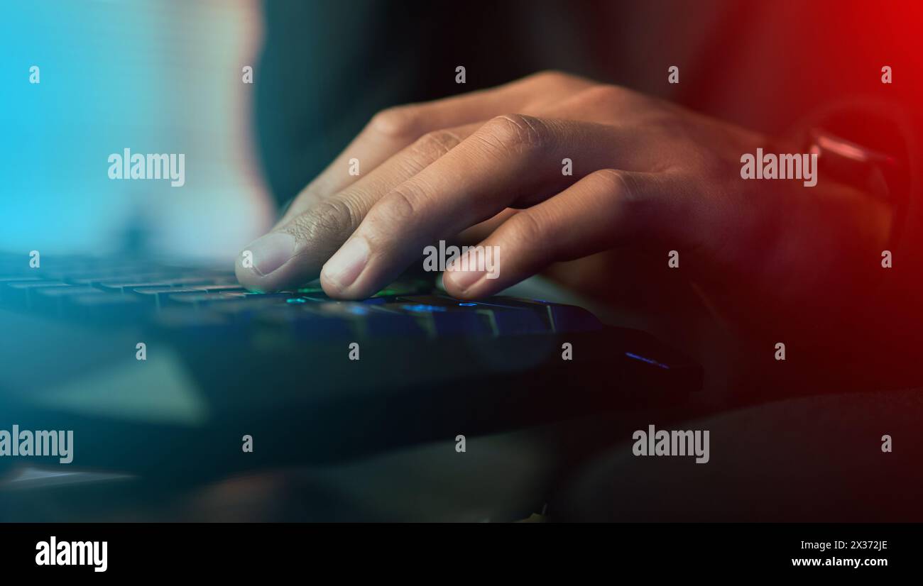 Mains, saisie et clavier pour esports, en ligne et jeux avec personne à la maison dans une chambre sombre. Influenceur, gen z et gamer avec jouer pour Internet Banque D'Images