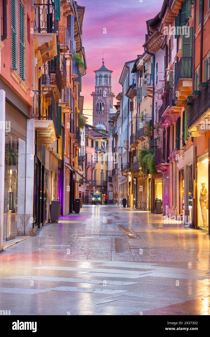 Vérone, Italie. Image de paysage urbain de la belle ville italienne Vérone au lever du soleil au printemps. Banque D'Images