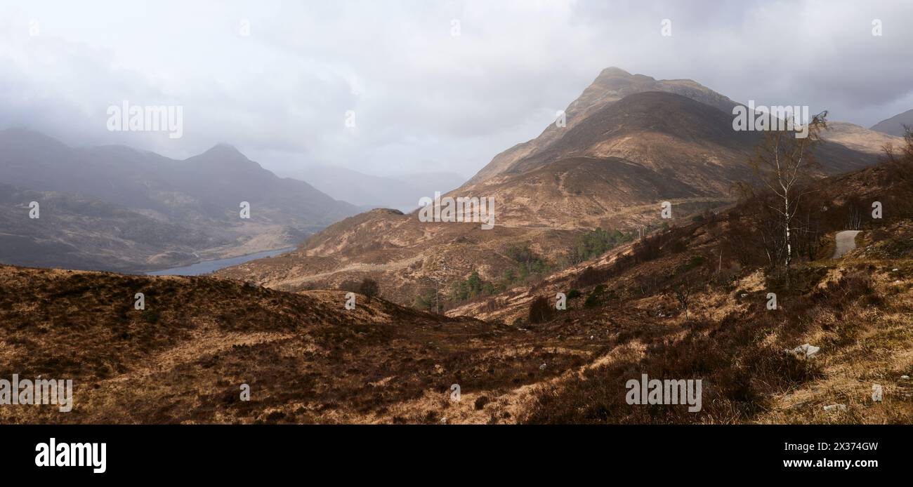 Vue de West Highland Way au-dessus de Kinlochleven vers Pap of Glencoe (l) et Beinn na Caillich (R) Banque D'Images