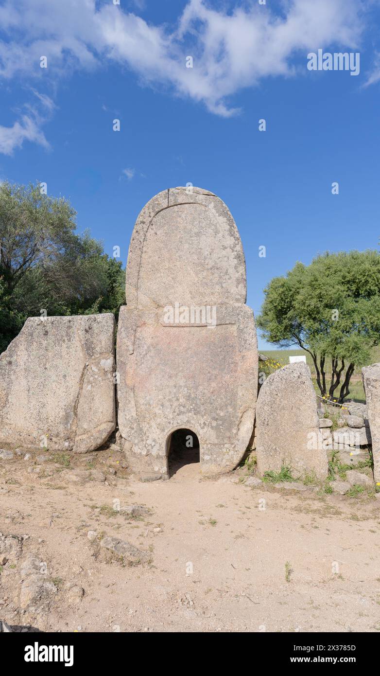 Ruines archéologiques de la nécropole nuragique tombeau géant de Coddu Vecchiu - arzachena Banque D'Images