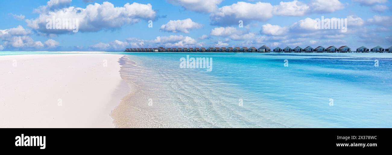 Complexe de luxe avec villas aquatiques et à proximité des vagues bleues de la mer, paysage marin. Vacances d'été, plage sur la côte tropicale de l'île, rivage. Voyage paradisiaque Banque D'Images