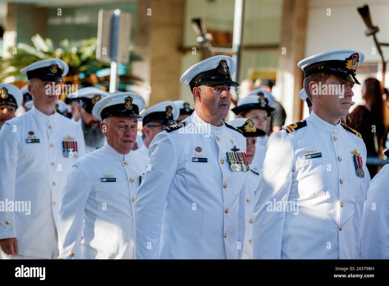 Les militaires de la Royal Australian Navy se préparent à marcher le long de l'Esplande de Cairns le jour de l'ANZAC. Les membres actuels et retraités des Forces de défense australiennes et leurs familles ont pris part au service de l'aube de l'ANZAC Day au cénotaphe de Cairns et défilé le long de l'esplanade de Cairns organisé par la Cairns RSL (Returned and services League of Australia) le 25 avril 2024.bien que la Journée de l'ANZAC ait été initialement pour commémorer les personnes perdues lors de la campagne de Gallipoli pendant la première Guerre mondiale, elle est maintenant marquée en souvenir de tous les militaires tués dans des actions militaires. Banque D'Images