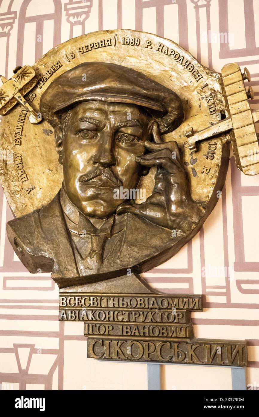 Ihor Sikorsky, concepteur et ingénieur aéronautique ukrainien. Monument en bronze. Ukraine, Kiev - 27 mars 2024. Banque D'Images