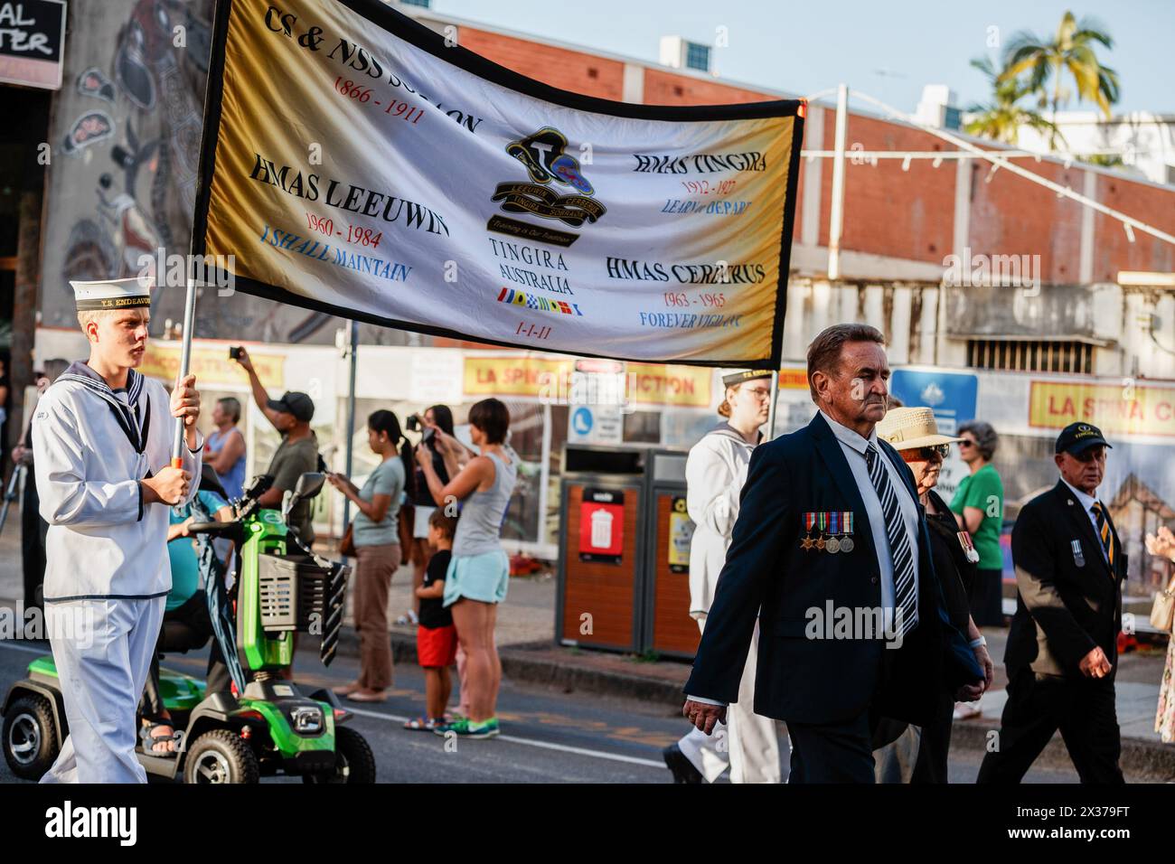 La Royal Australian Navy marche le long de l'esplanade de Cairns le jour de l'ANZAC. Les membres actuels et retraités des Forces de défense australiennes et leurs familles ont pris part au service de l'aube de l'ANZAC Day au cénotaphe de Cairns et défilé le long de l'esplanade de Cairns organisé par la Cairns RSL (Returned and services League of Australia) le 25 avril 2024.bien que la Journée de l'ANZAC ait été initialement pour commémorer les personnes perdues lors de la campagne de Gallipoli pendant la première Guerre mondiale, elle est maintenant marquée en souvenir de tous les militaires tués dans des actions militaires. Banque D'Images