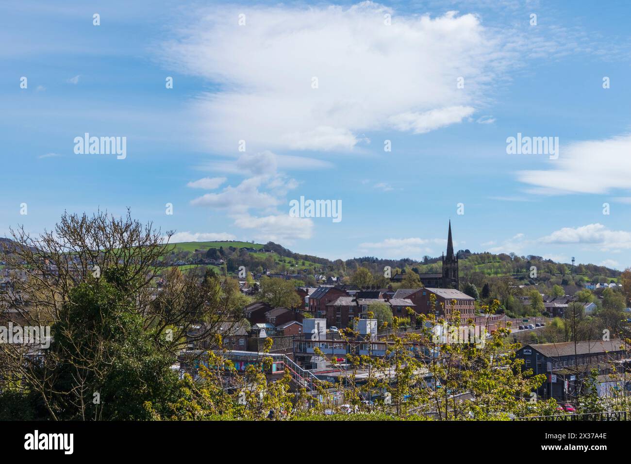 Regardant vers l'est à travers Macclesfield vers Countryside and Hills par un matin ensoleillé d'avril avec la Spire of St.Pauls Church visible Banque D'Images