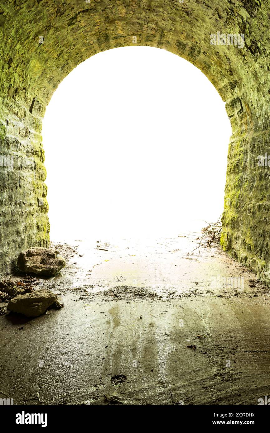 Lumière au bout d'Un tunnel - à l'intérieur d'un tunnel regardant ce qui semble être de la lumière blanche. Banque D'Images Lumière au bout d'Un tunnel - à l'intérieur d'un tunnel regardant ce qui semble être de la lumière blanche. Banque D'Images