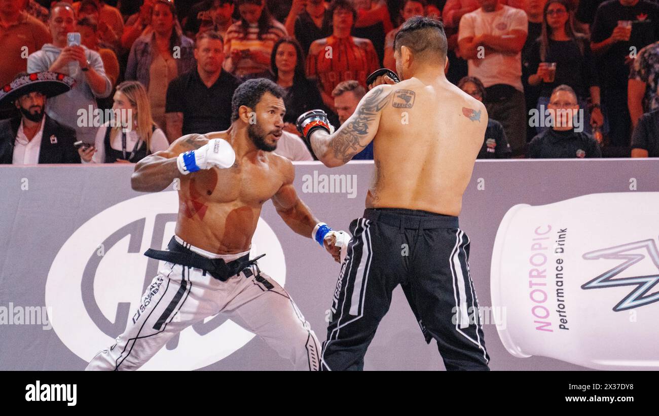 Rafael Alves lance un coup de poing à Efrain Escudero Karate combat 44 à Mexcio City, au Mexique Banque D'Images