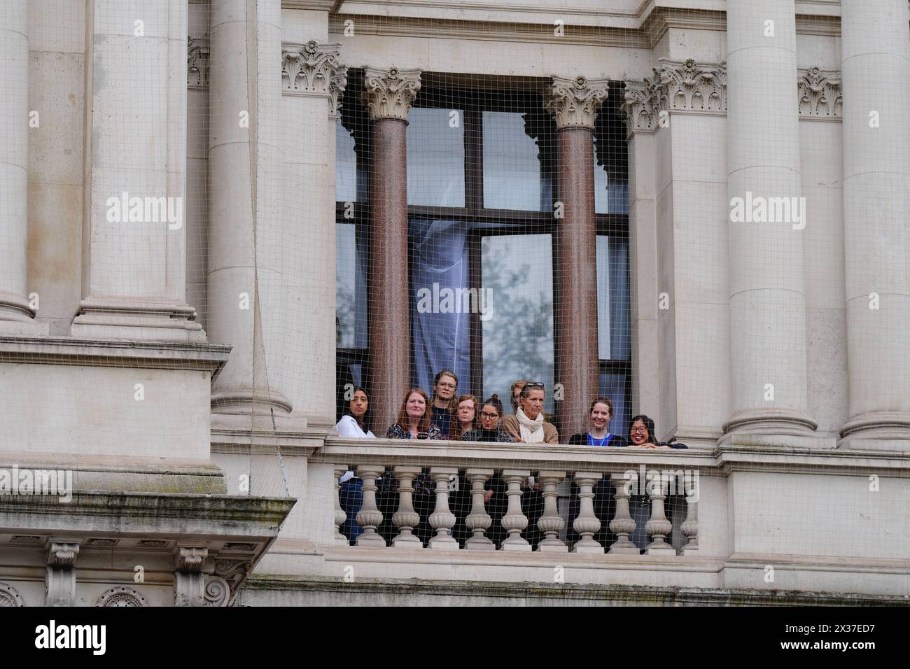 Les gens regardent une cérémonie de dépôt de gerbes commémorant le jour de l'Anzac au cénotaphe de Londres. Date de la photo : jeudi 25 avril 2024. Banque D'Images