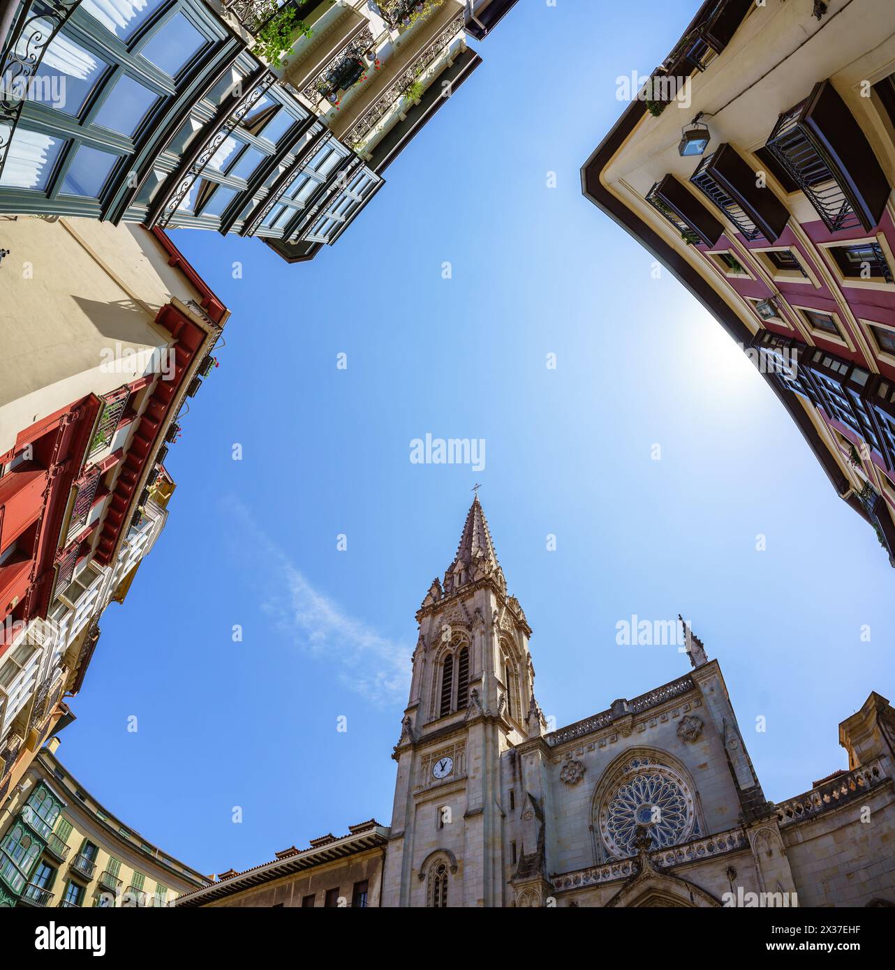 Vue vers le haut d'une flèche de cathédrale ornée contre un ciel bleu clair à Bilbao, Espagne, une ville historique européenne Banque D'Images