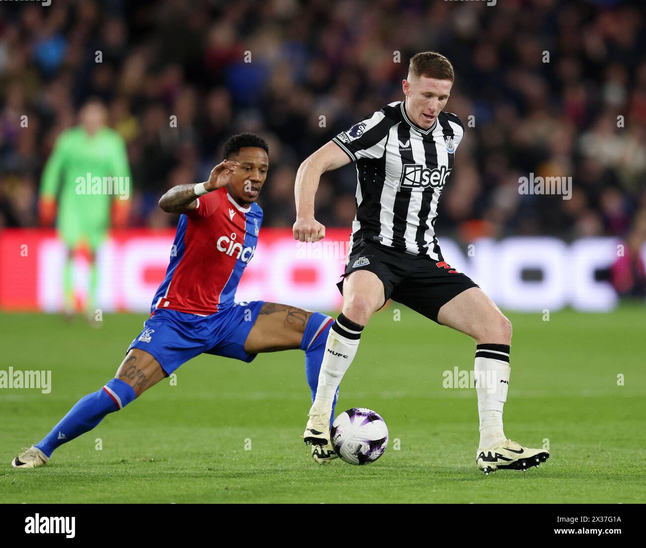 Londres, Royaume-Uni. 24 avril 2024. Nathaniel Clyne de Crystal Palace avec Harvey Barnes de Newcastle United lors du premier League match à Selhurst Park, Londres. Le crédit photo devrait se lire comme suit : David Klein/Sportimage crédit : Sportimage Ltd/Alamy Live News Banque D'Images