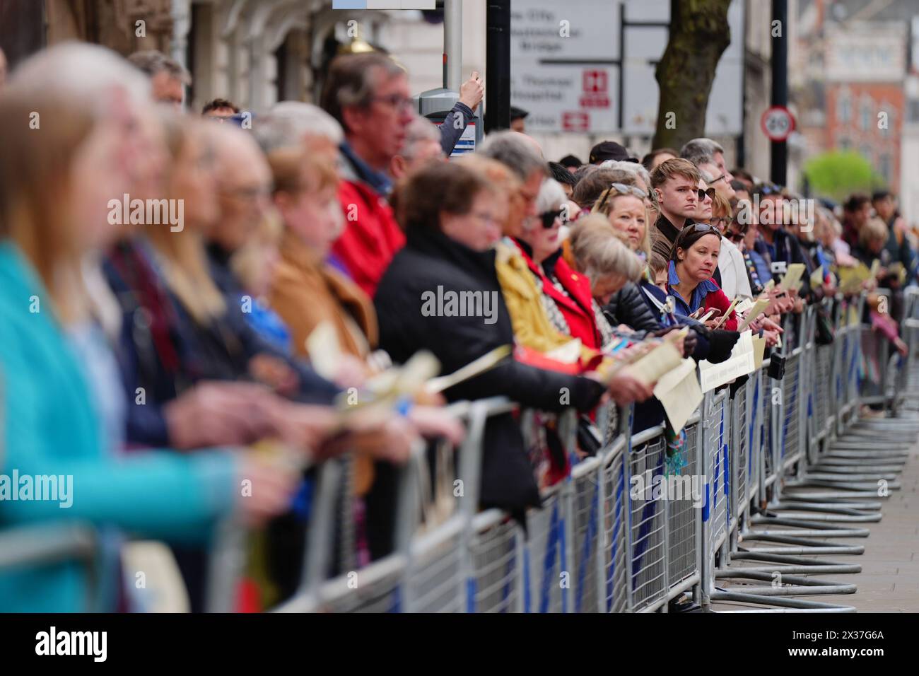 Les gens regardent une cérémonie de dépôt de gerbes commémorant le jour de l'Anzac au cénotaphe de Londres. Date de la photo : jeudi 25 avril 2024. Banque D'Images